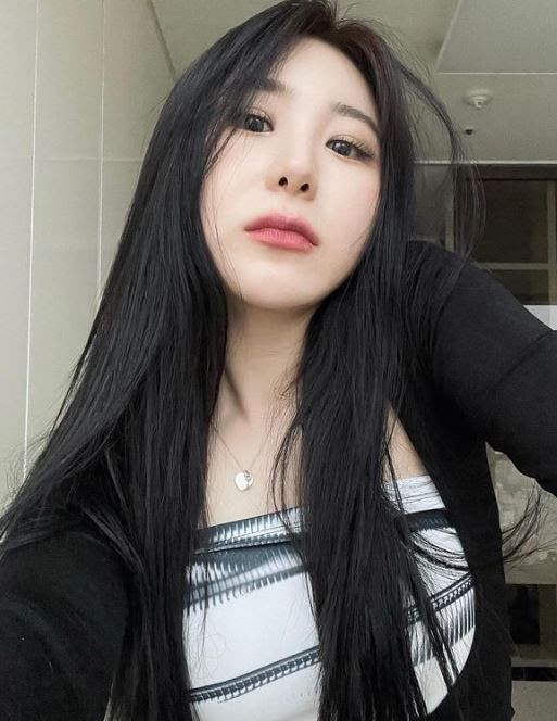 Lee Chaeyeon Menjadi Topik Hangat Online Setelah Transformasi Dramatis